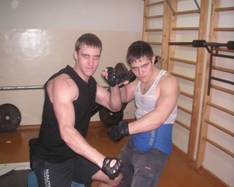 Юра и Миша в спортивной комнате
